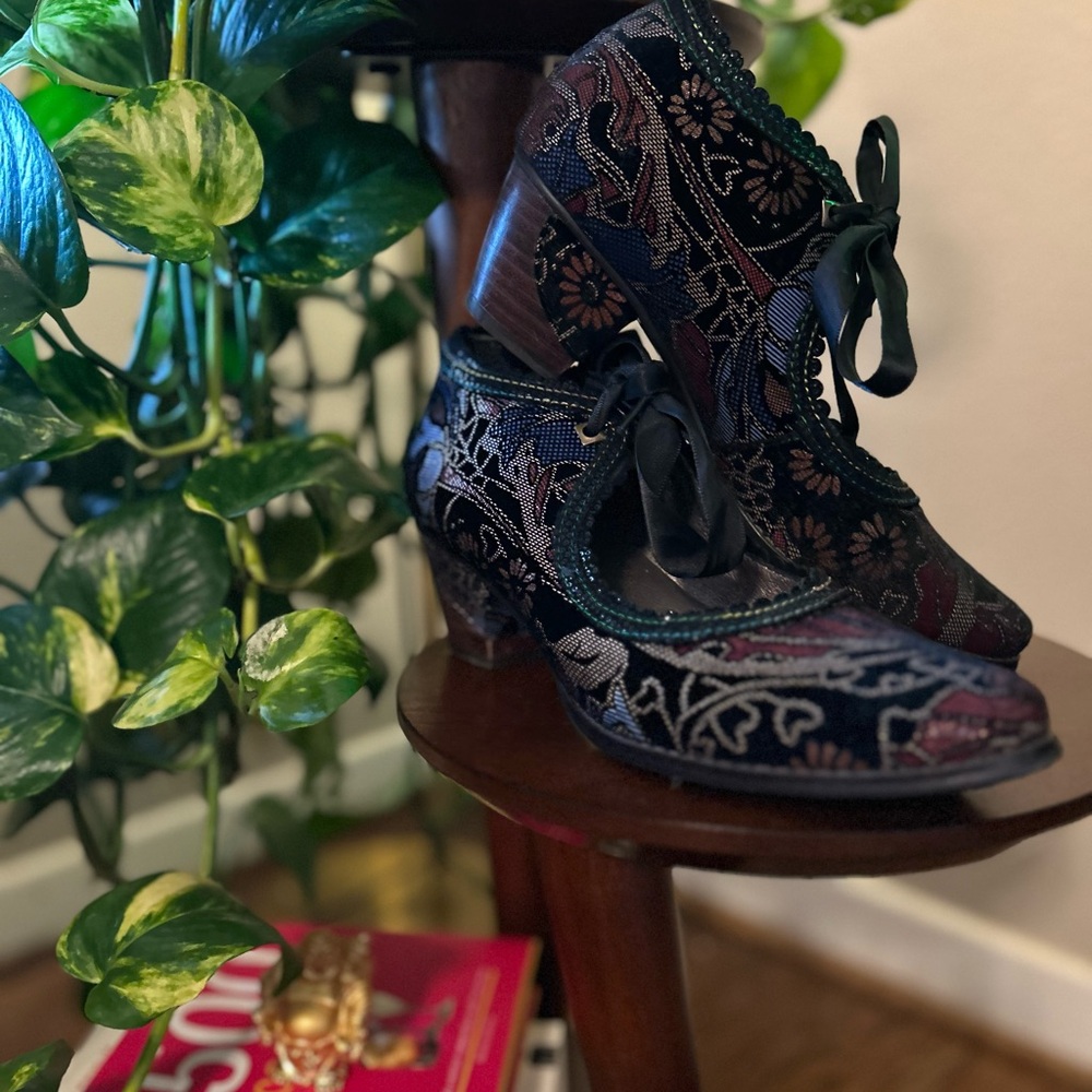Floral Lace-Up Women's Shoes